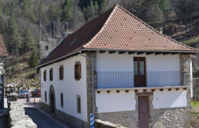 Отель Alojamientos Rurales Apezarena  Исальсу
